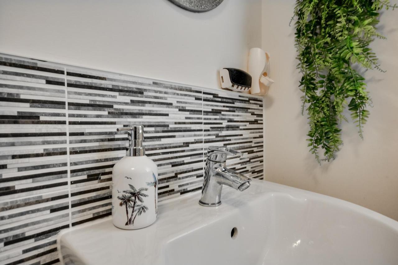 Three Bedroom House In Runcorn By The Lake With Parking By Neofinixdotcom Exterior foto