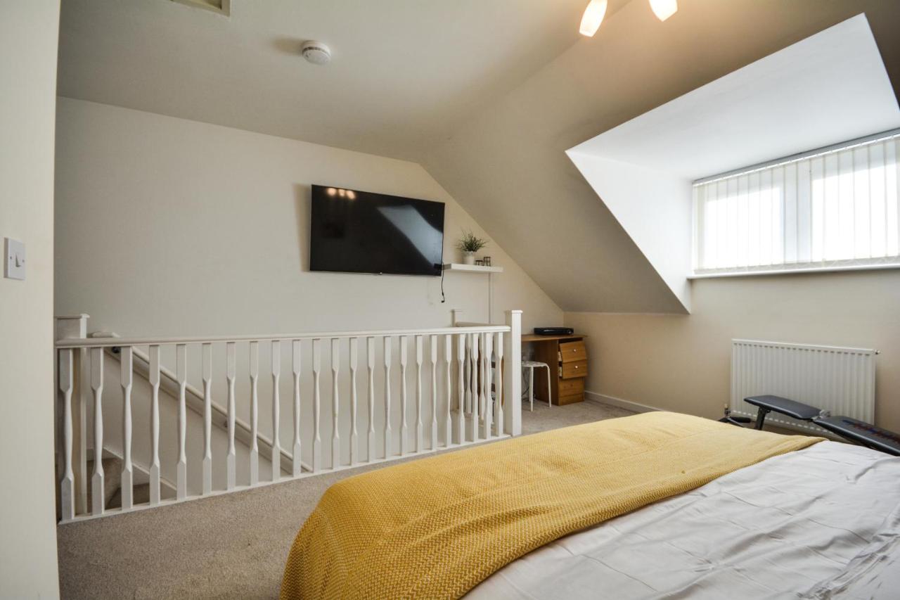 Three Bedroom House In Runcorn By The Lake With Parking By Neofinixdotcom Exterior foto